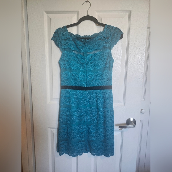 Elegant Lace Dress in Teal - Picture 2 of 7